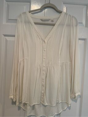 LC Lauren Conrad Cream V-Neck Pintuck Button-Front Blouse